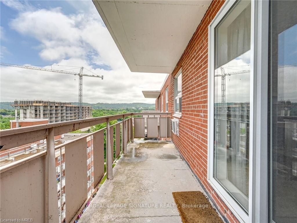 851 Queenston Rd, #902