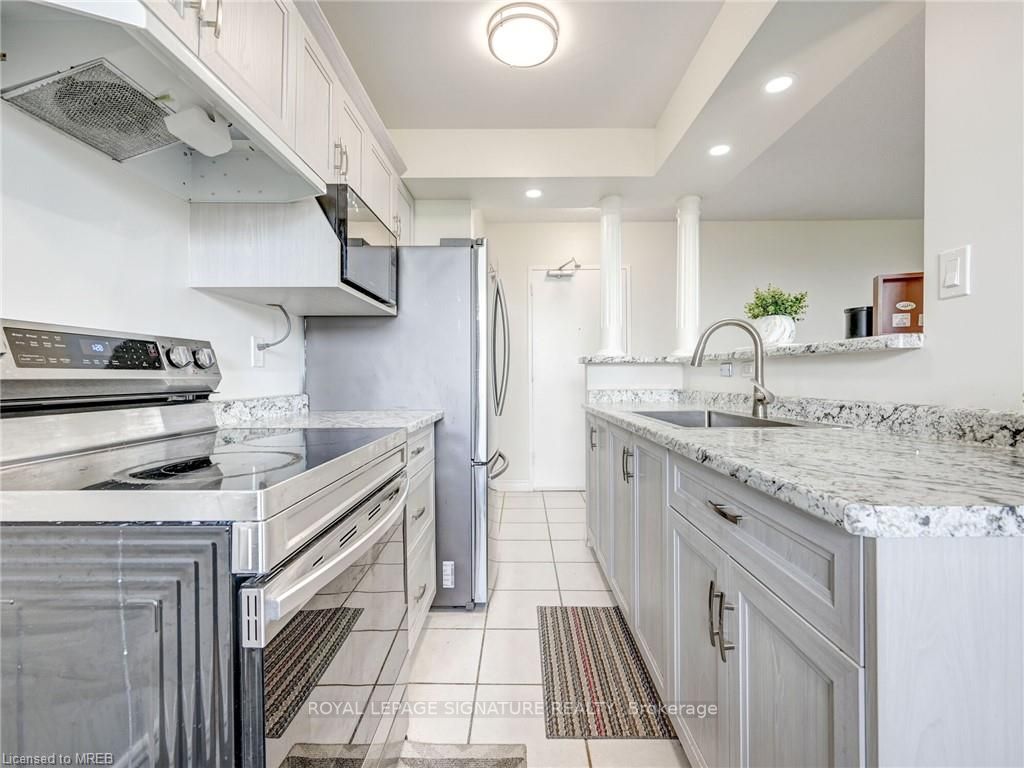 851 Queenston Rd, #902