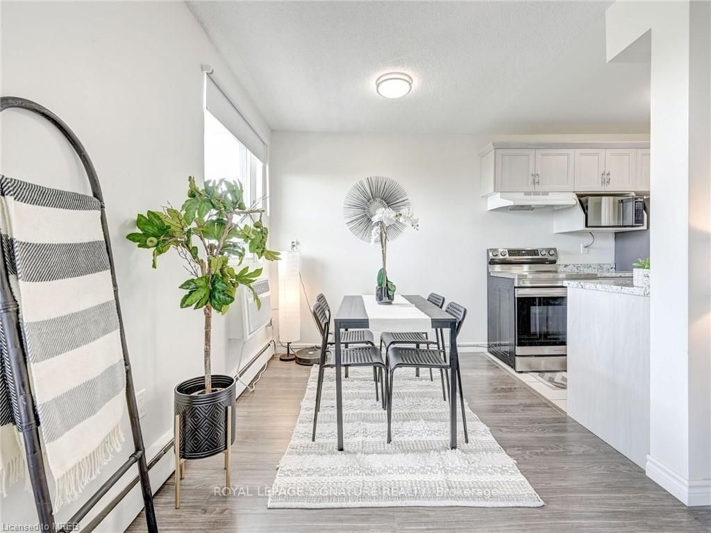 851 Queenston Rd, #902