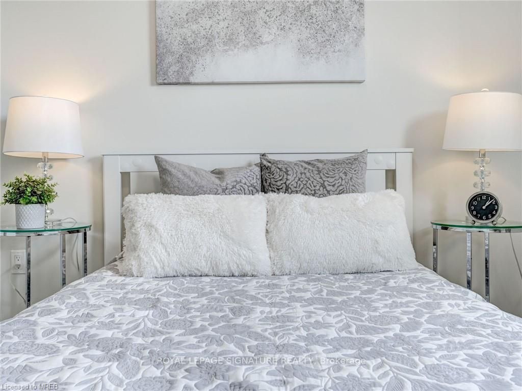 851 Queenston Rd, #902