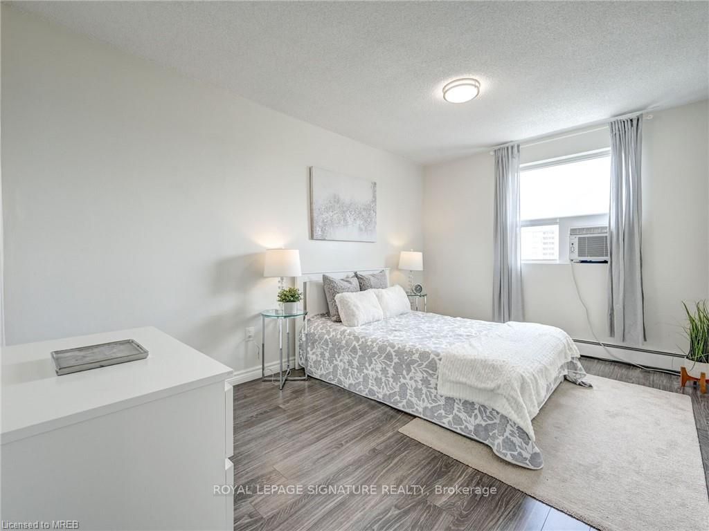 851 Queenston Rd, #902
