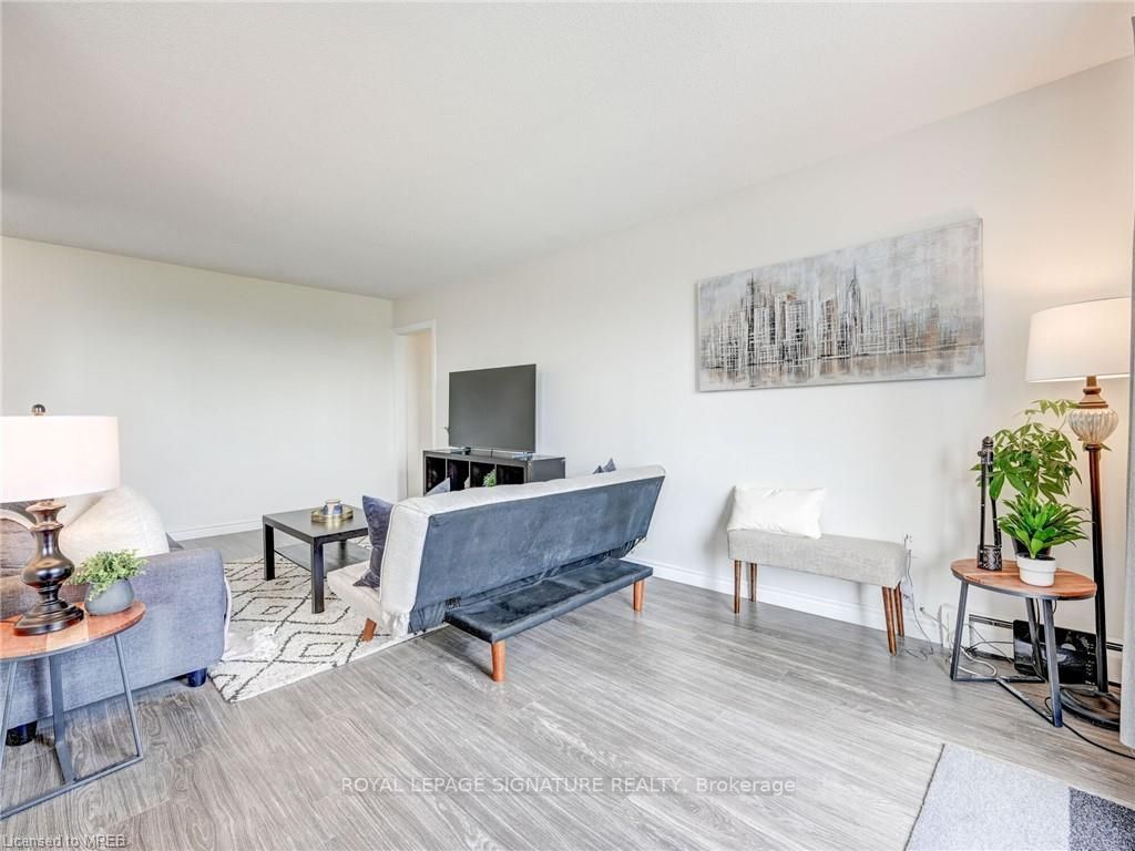 851 Queenston Rd, #902