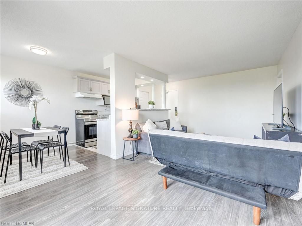 851 Queenston Rd, #902
