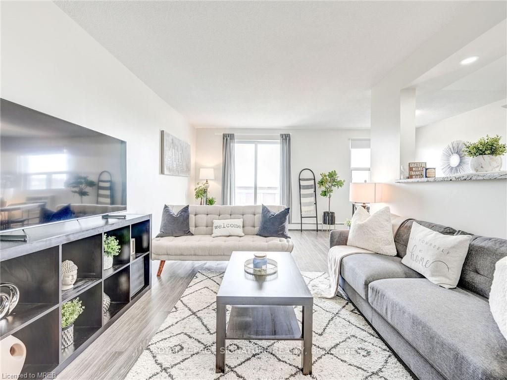 851 Queenston Rd, #902