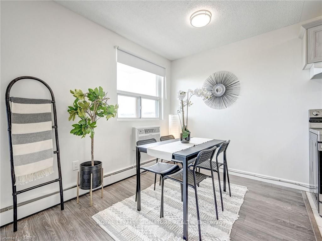 851 Queenston Rd, #902
