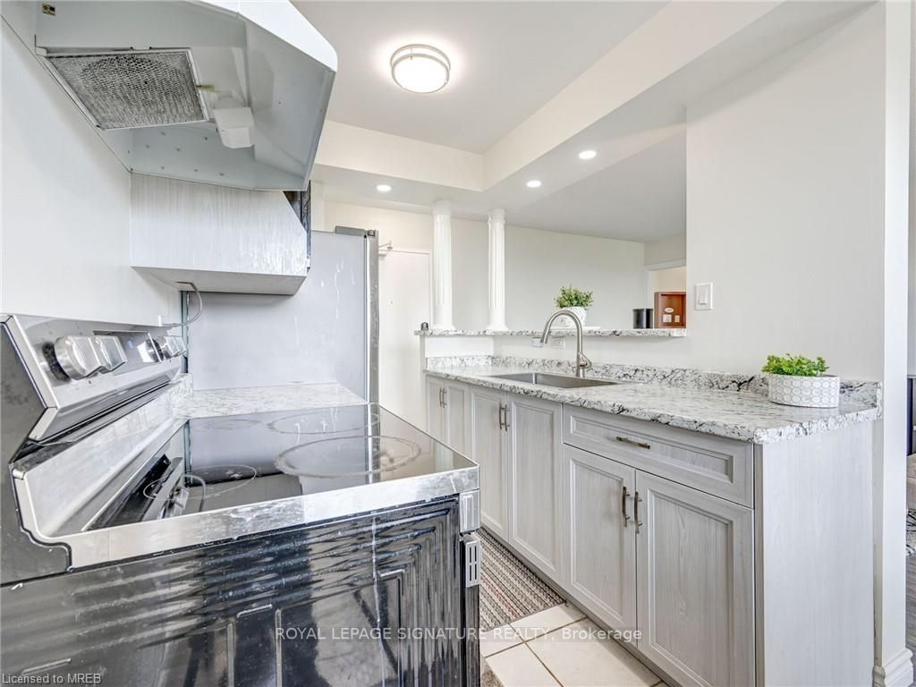851 Queenston Rd, #902