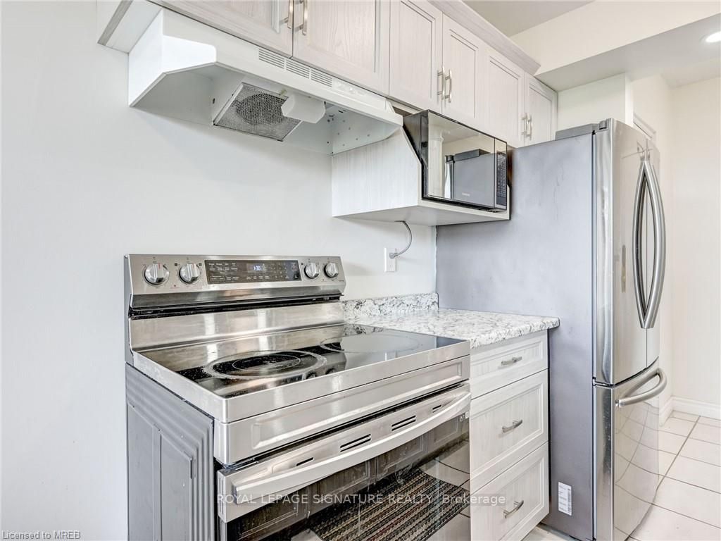 851 Queenston Rd, #902