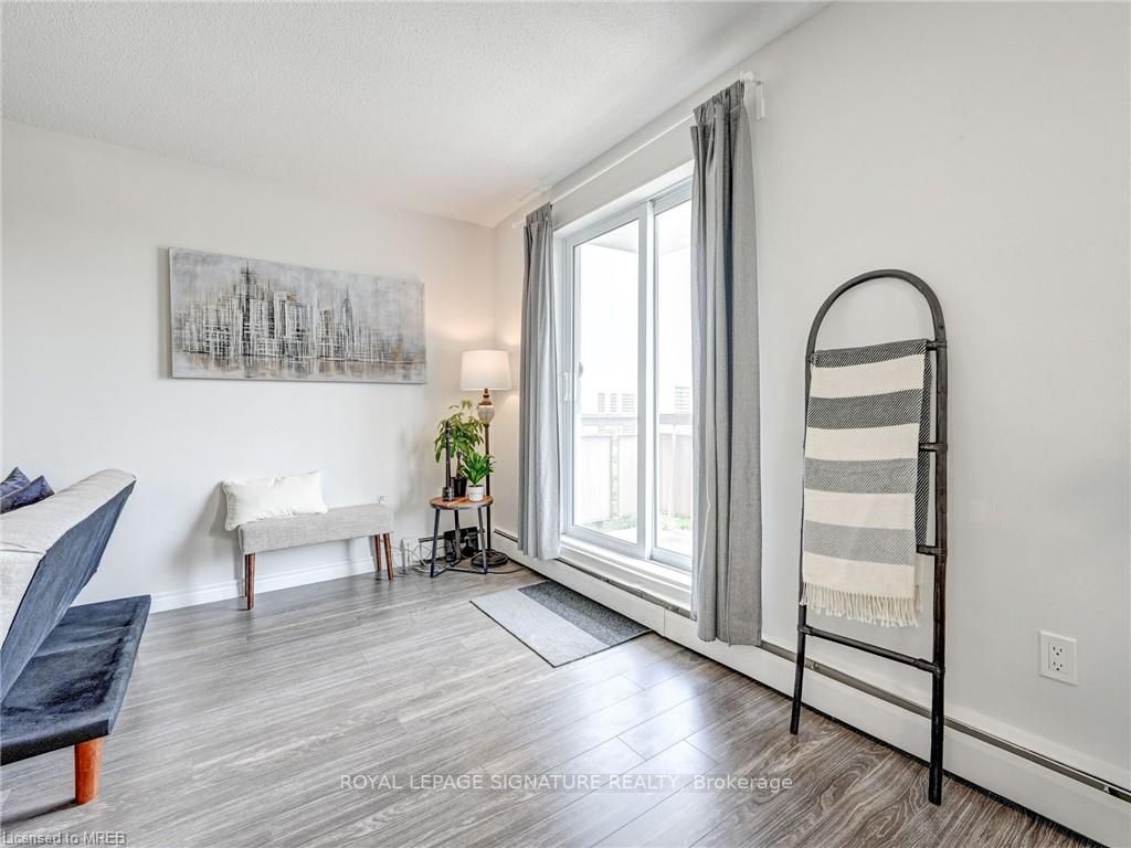 851 Queenston Rd, #902