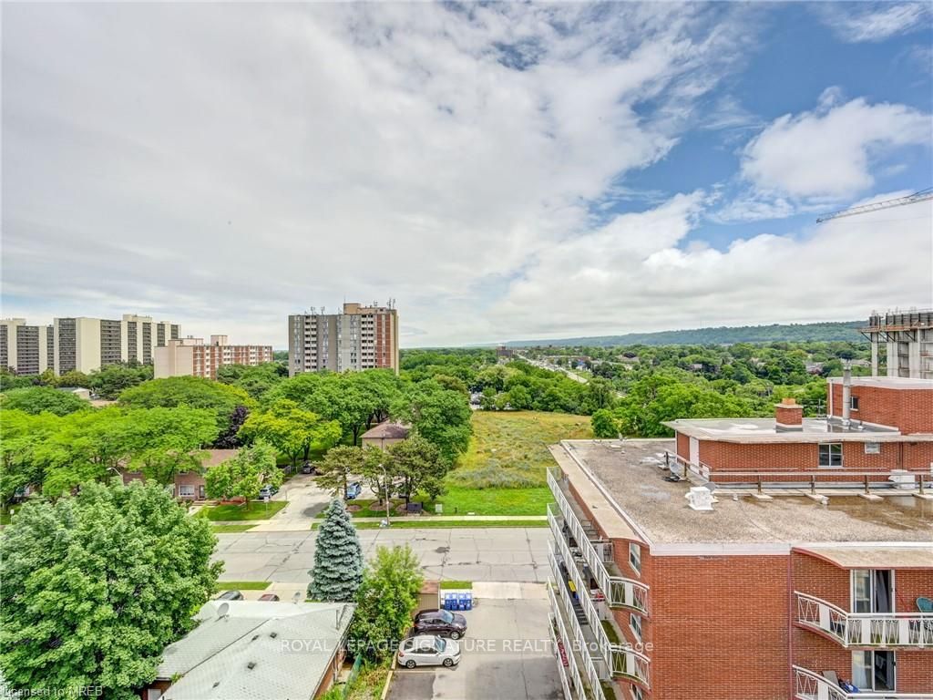 851 Queenston Rd, #902