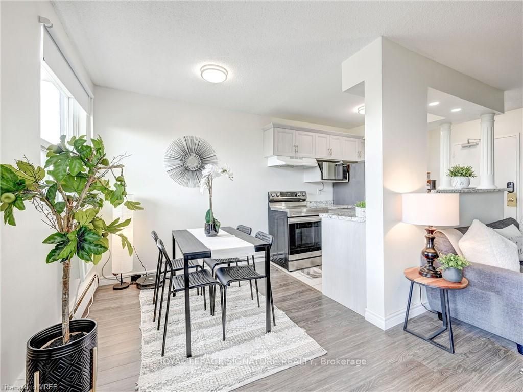 851 Queenston Rd, #902
