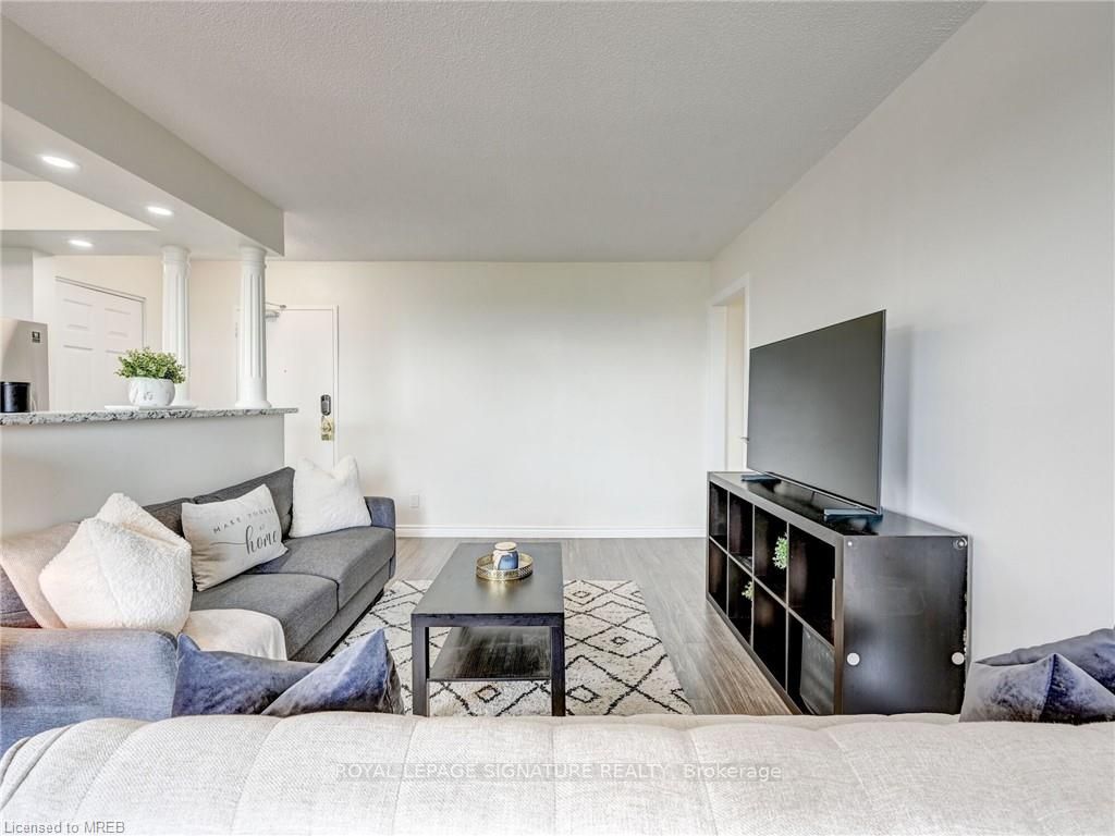 851 Queenston Rd, #902