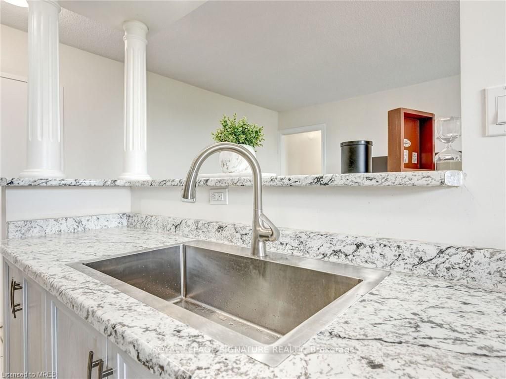 851 Queenston Rd, #902