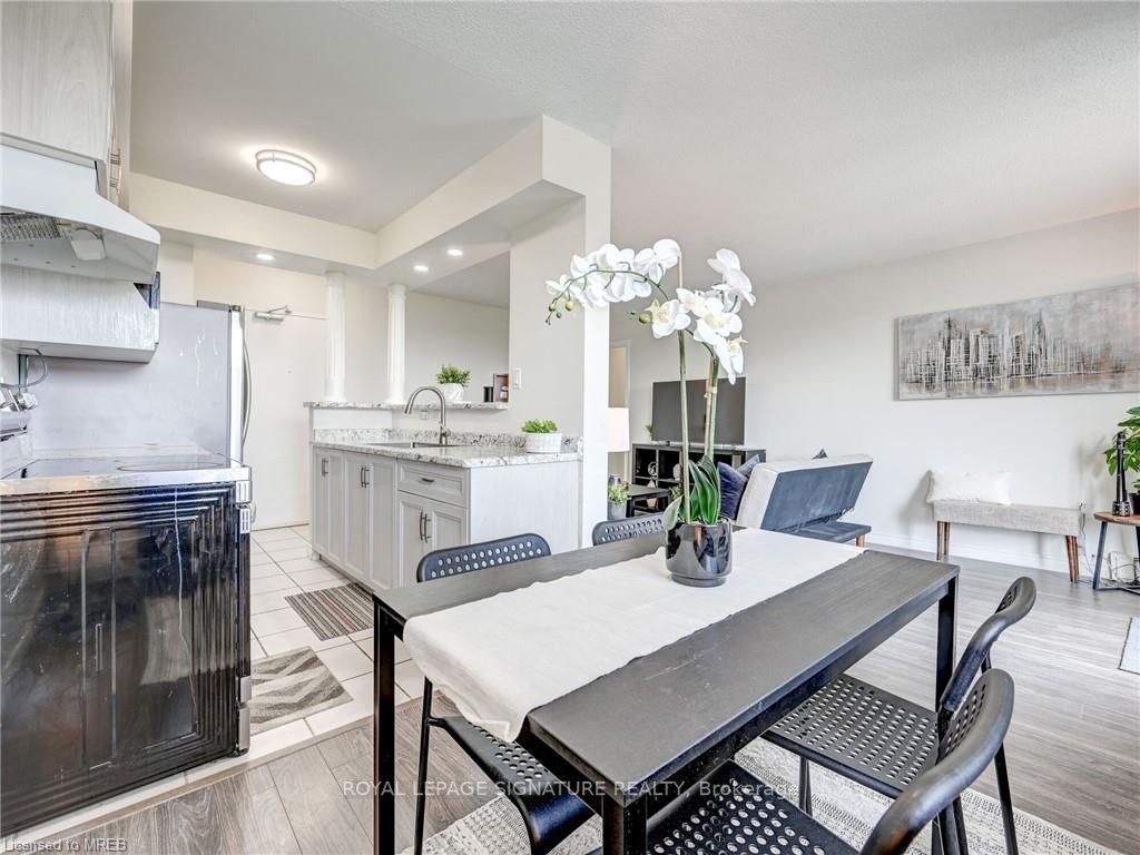 851 Queenston Rd, #902