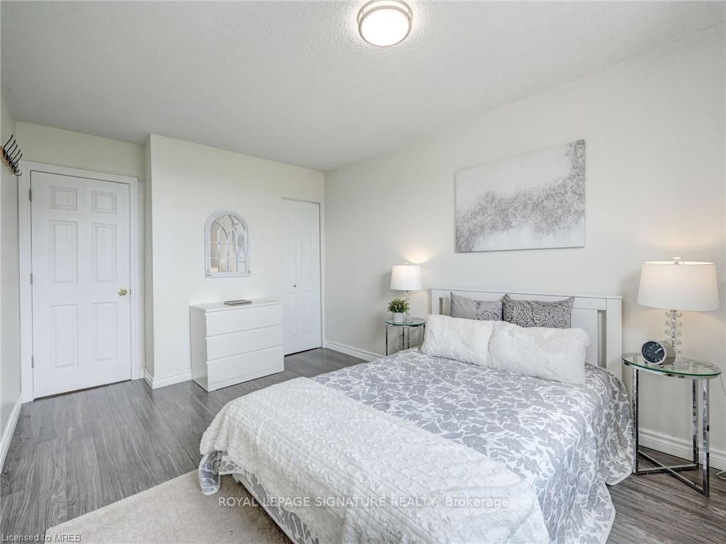 851 Queenston Rd, #902