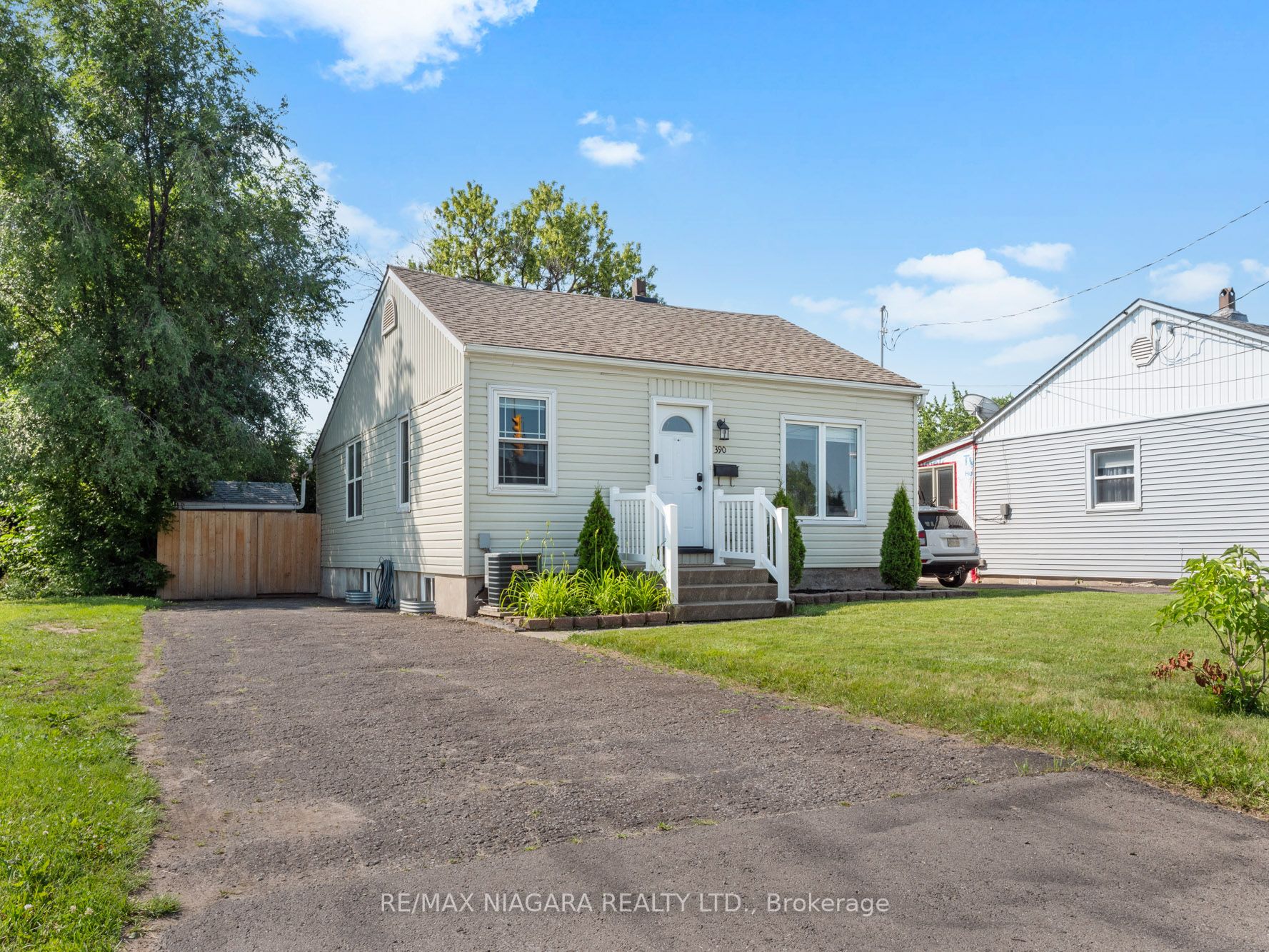 390 Welland Ave