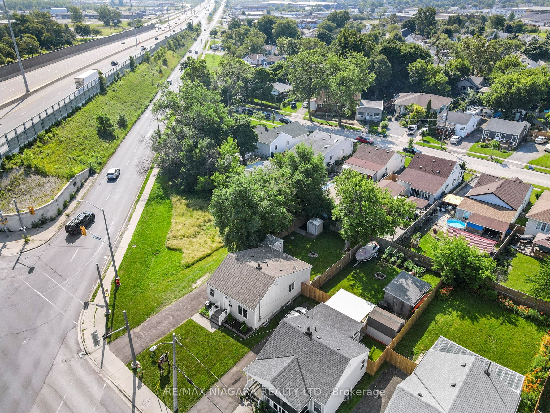 390 Welland Ave