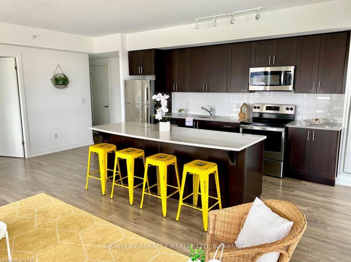 550 North Service Rd, #208
