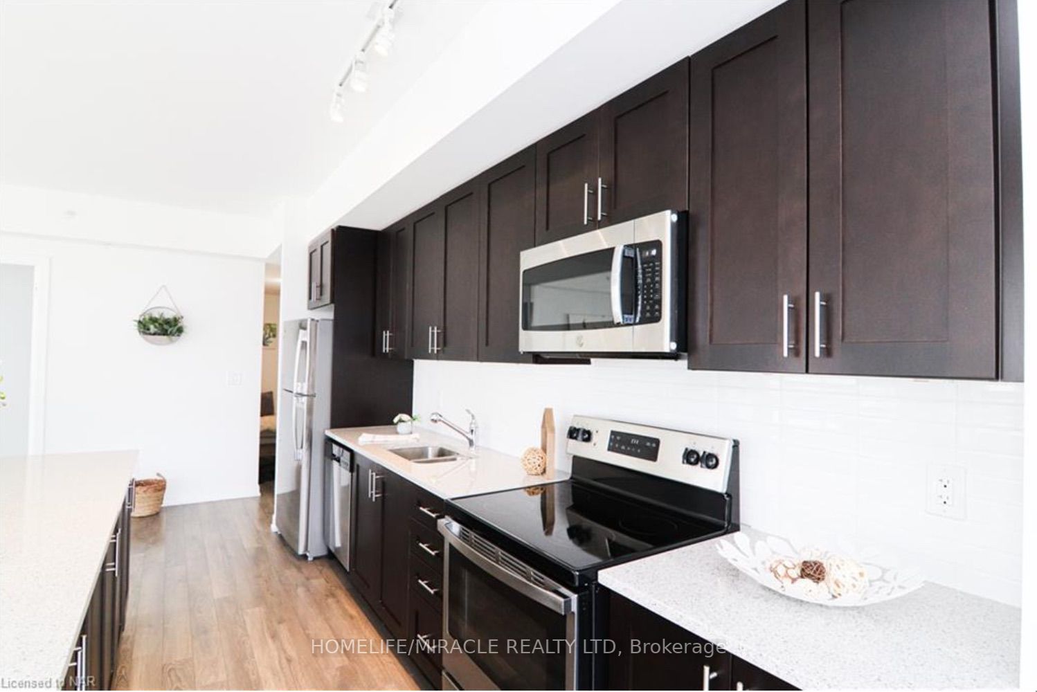 550 North Service Rd, #208