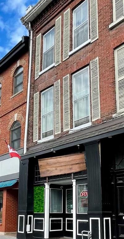 38 King St W