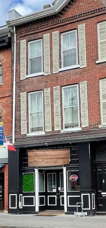 38 King St W