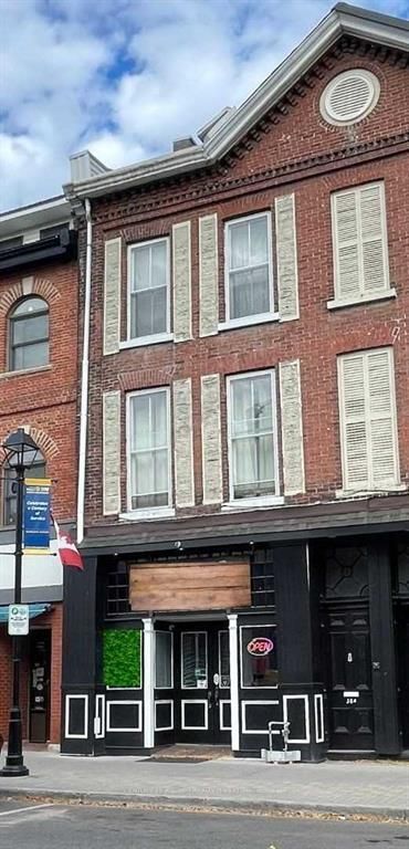 38 King St W