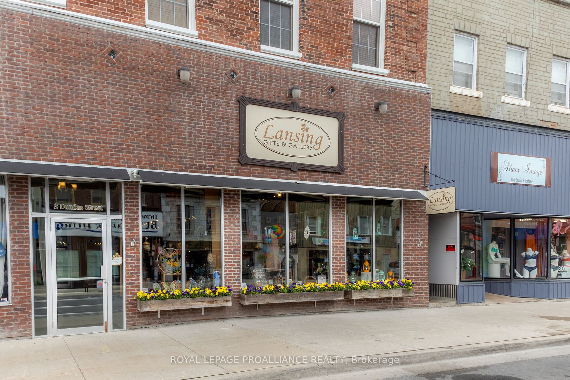 3 Dundas St E