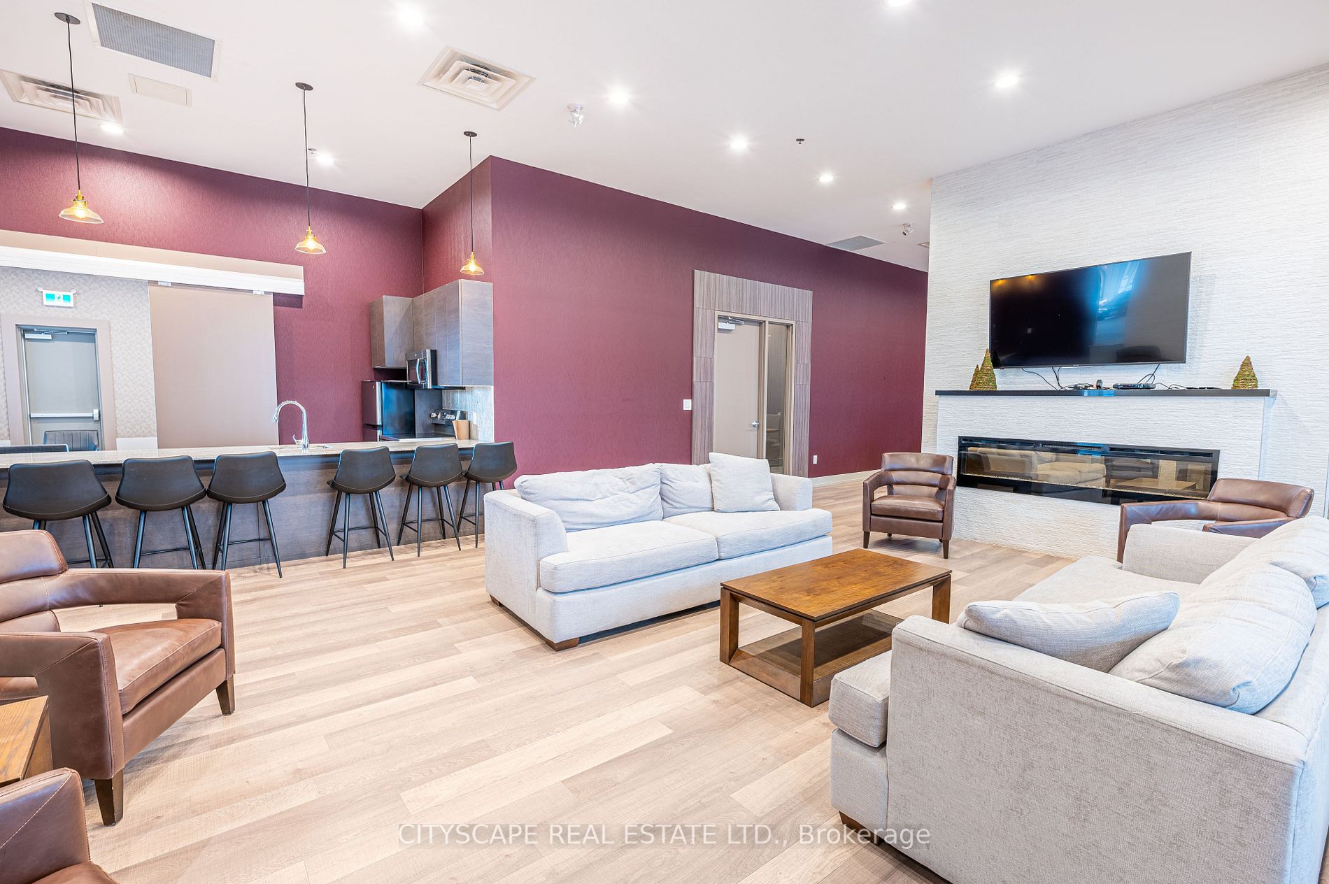 560 North Service Rd, #802