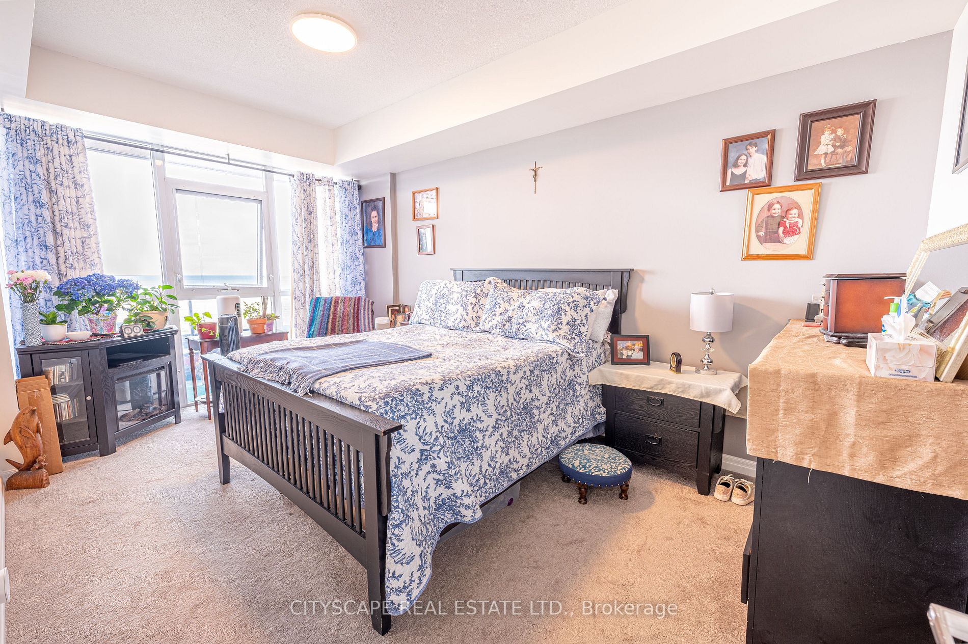 560 North Service Rd, #802