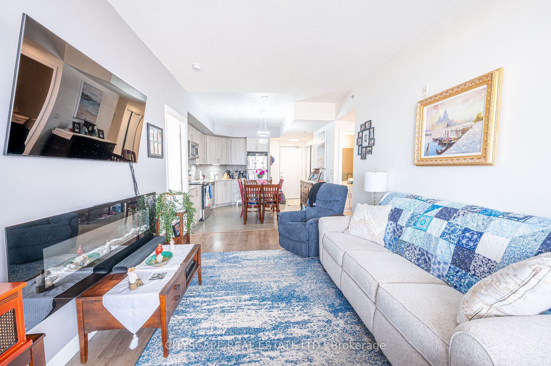 560 North Service Rd, #802