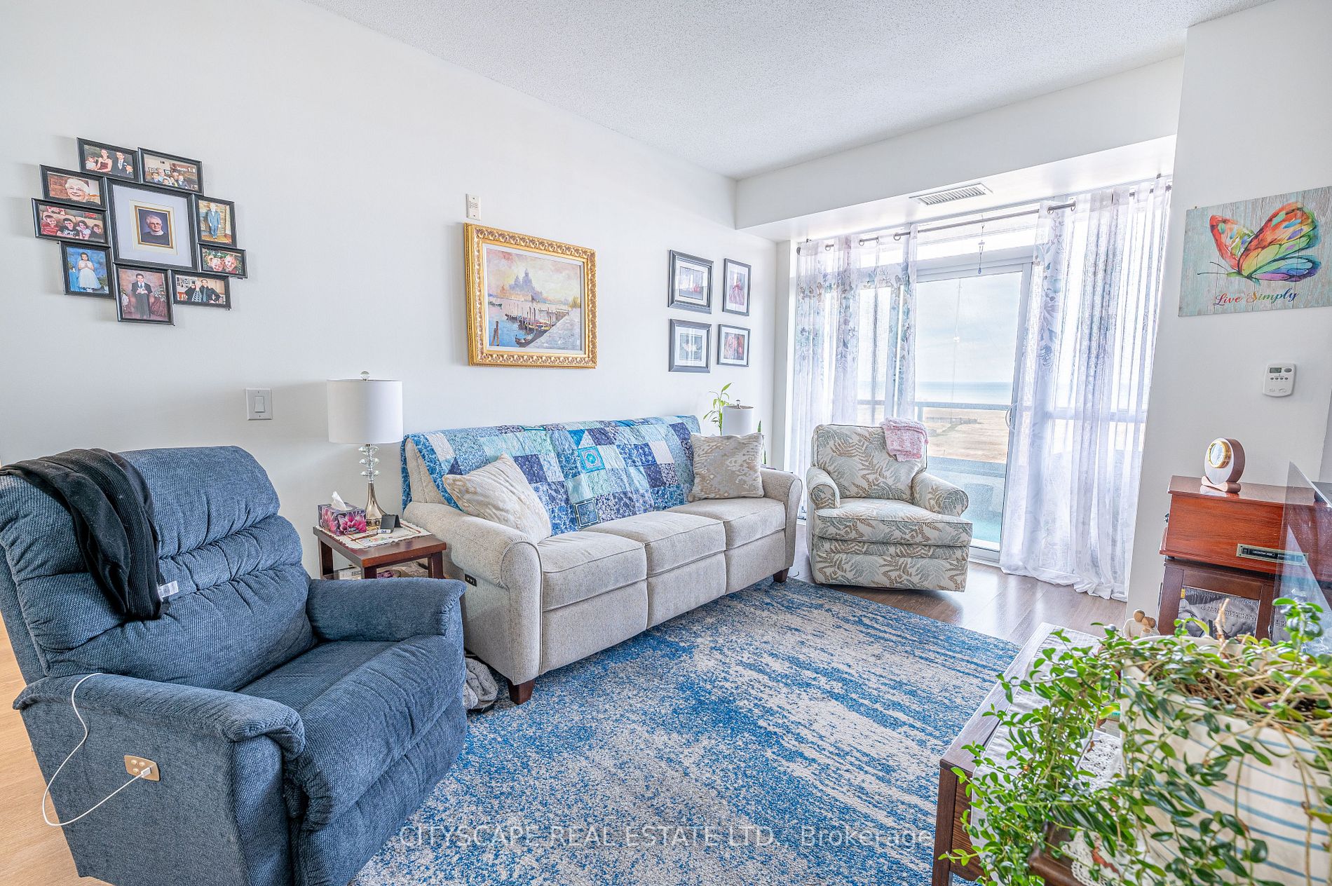 560 North Service Rd, #802