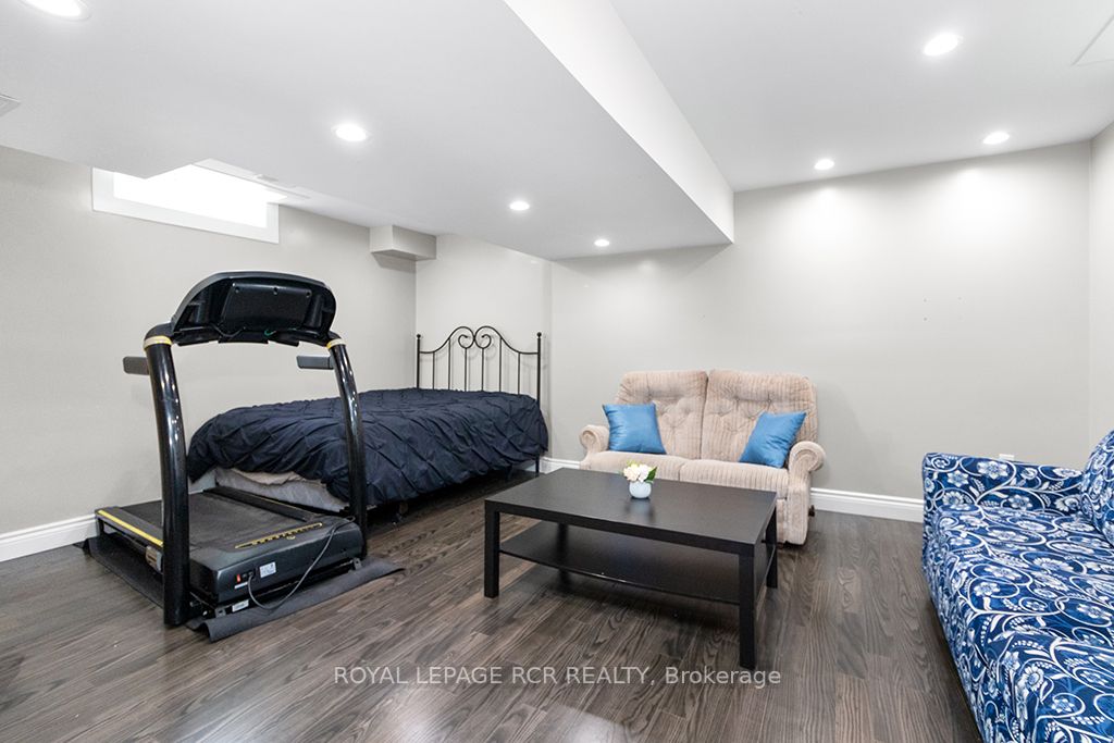 387 Rintoul Crescent