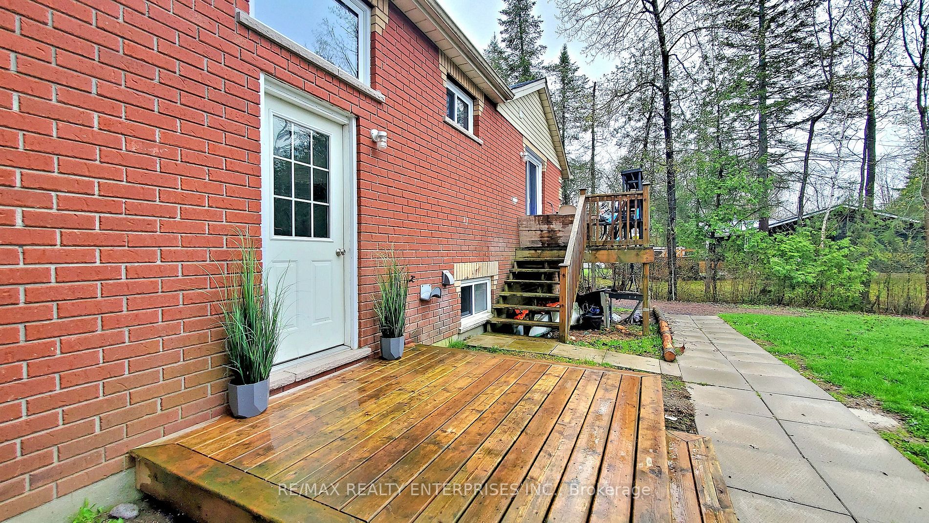 353 Front Street W