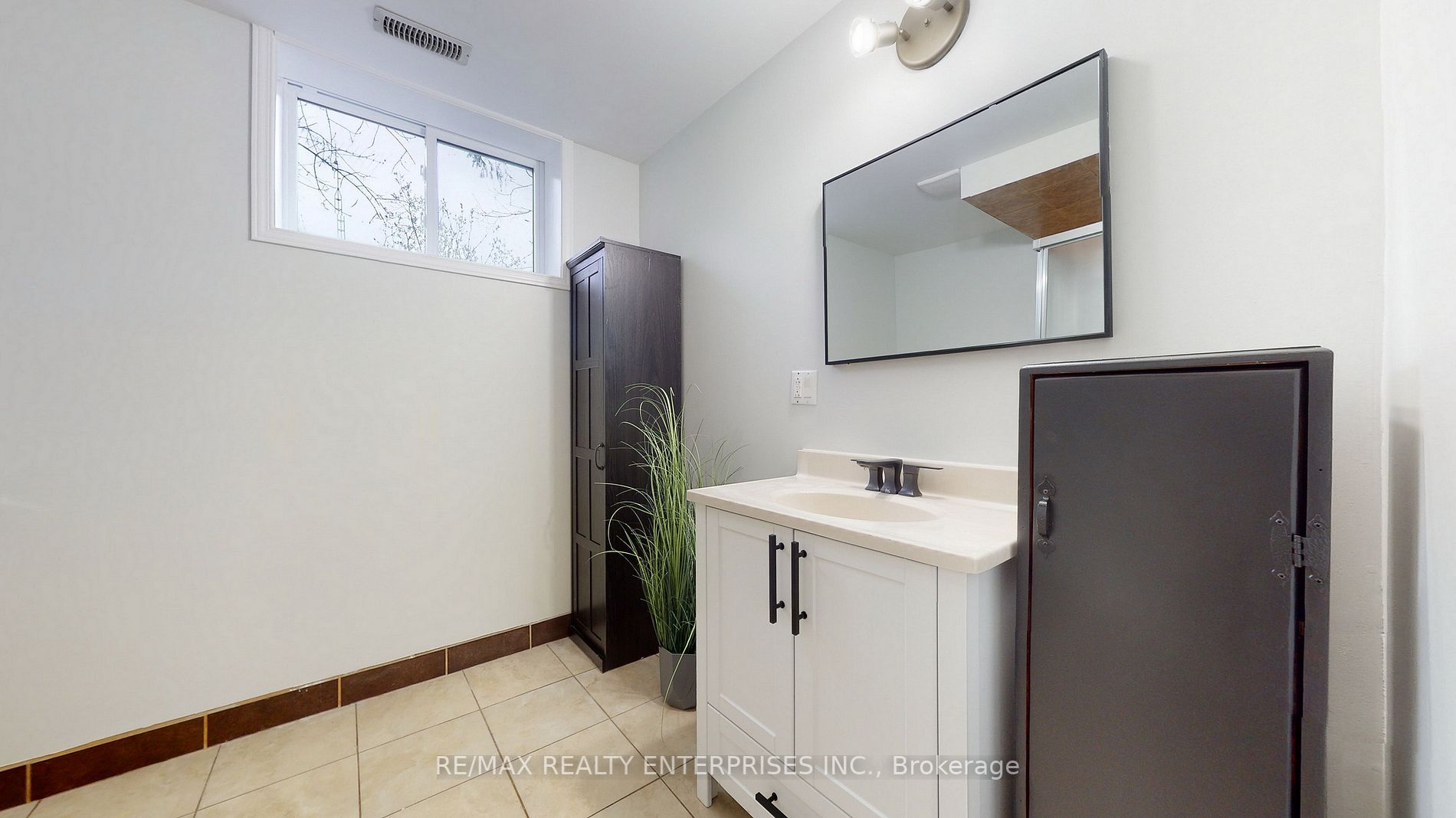 353 Front Street W