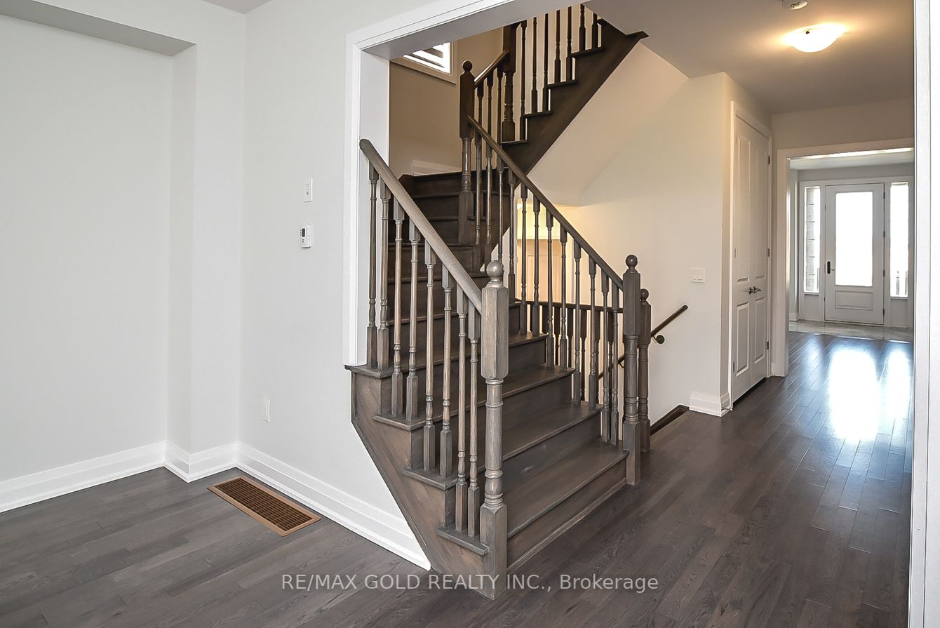 774 Queenston Blvd