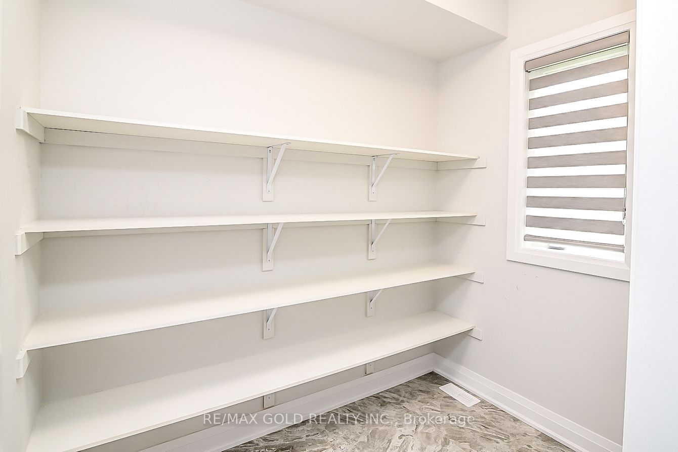 774 Queenston Blvd