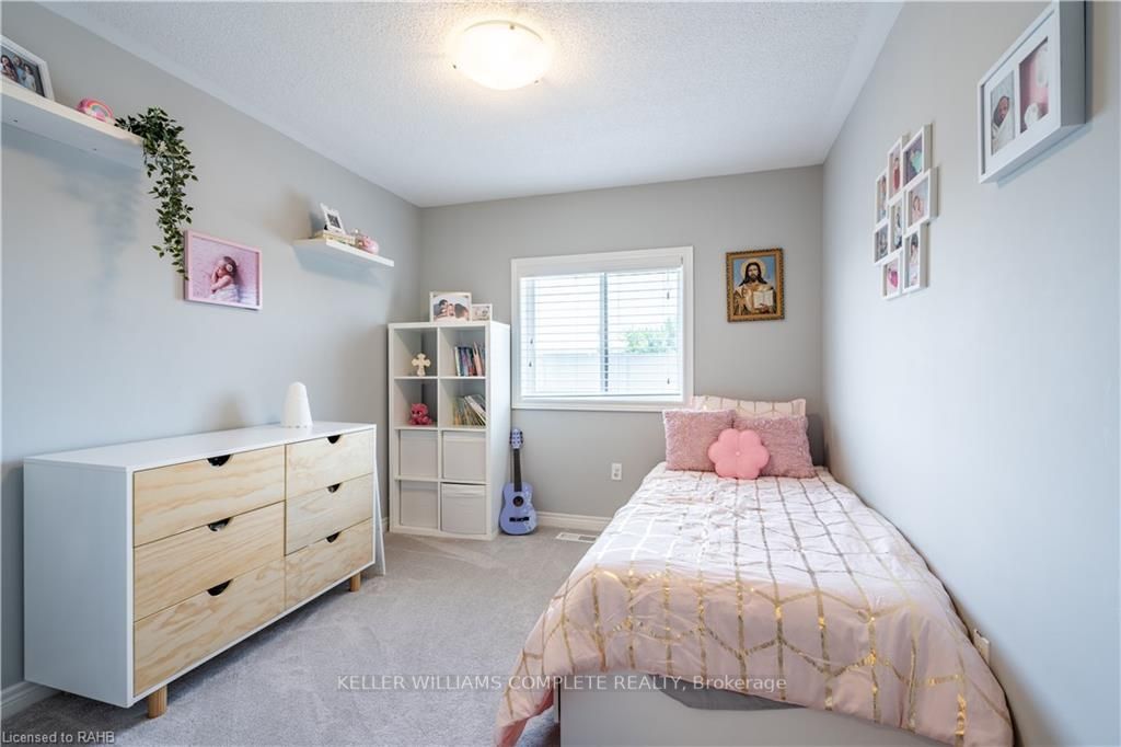 15 Marina Point Cres