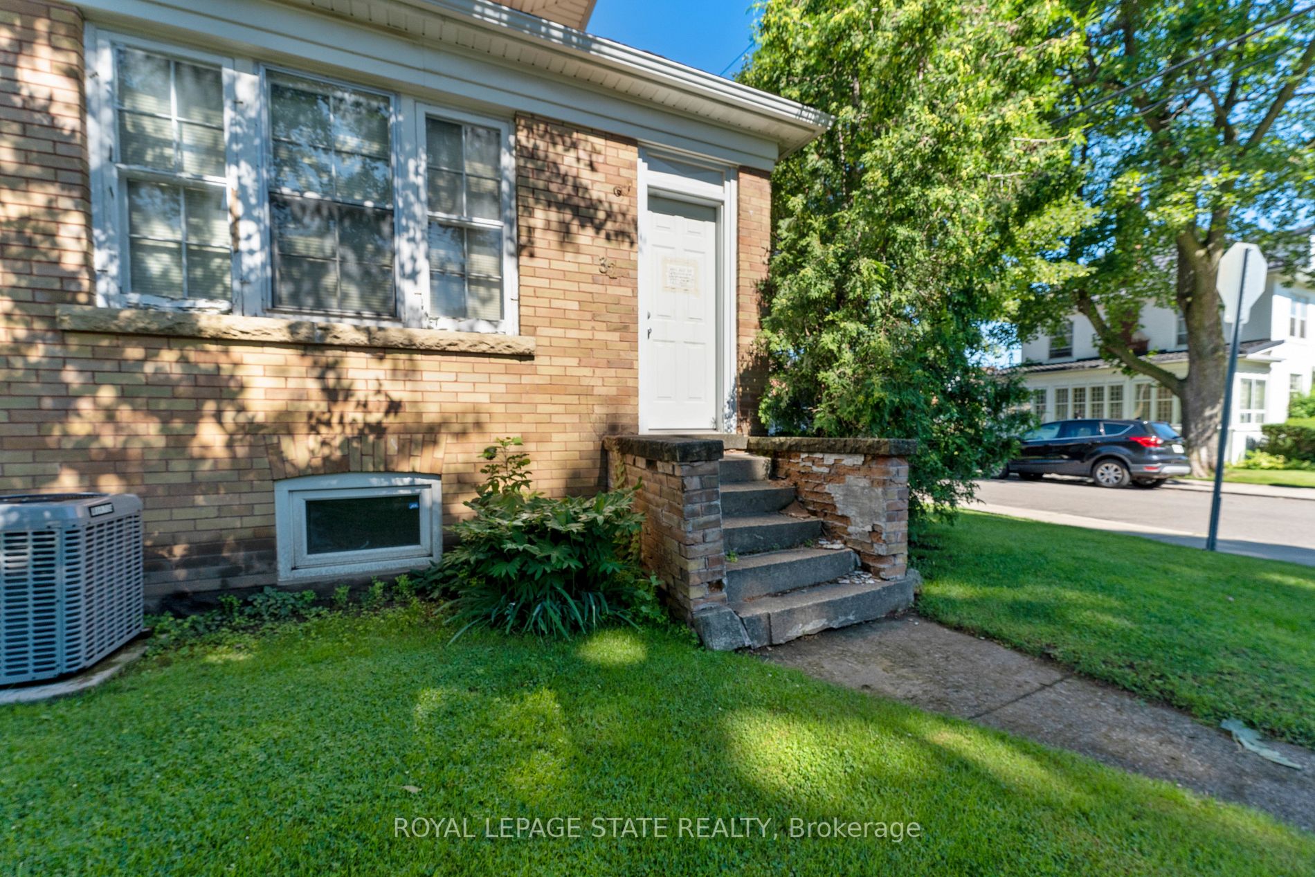 32 Rosslyn Ave S