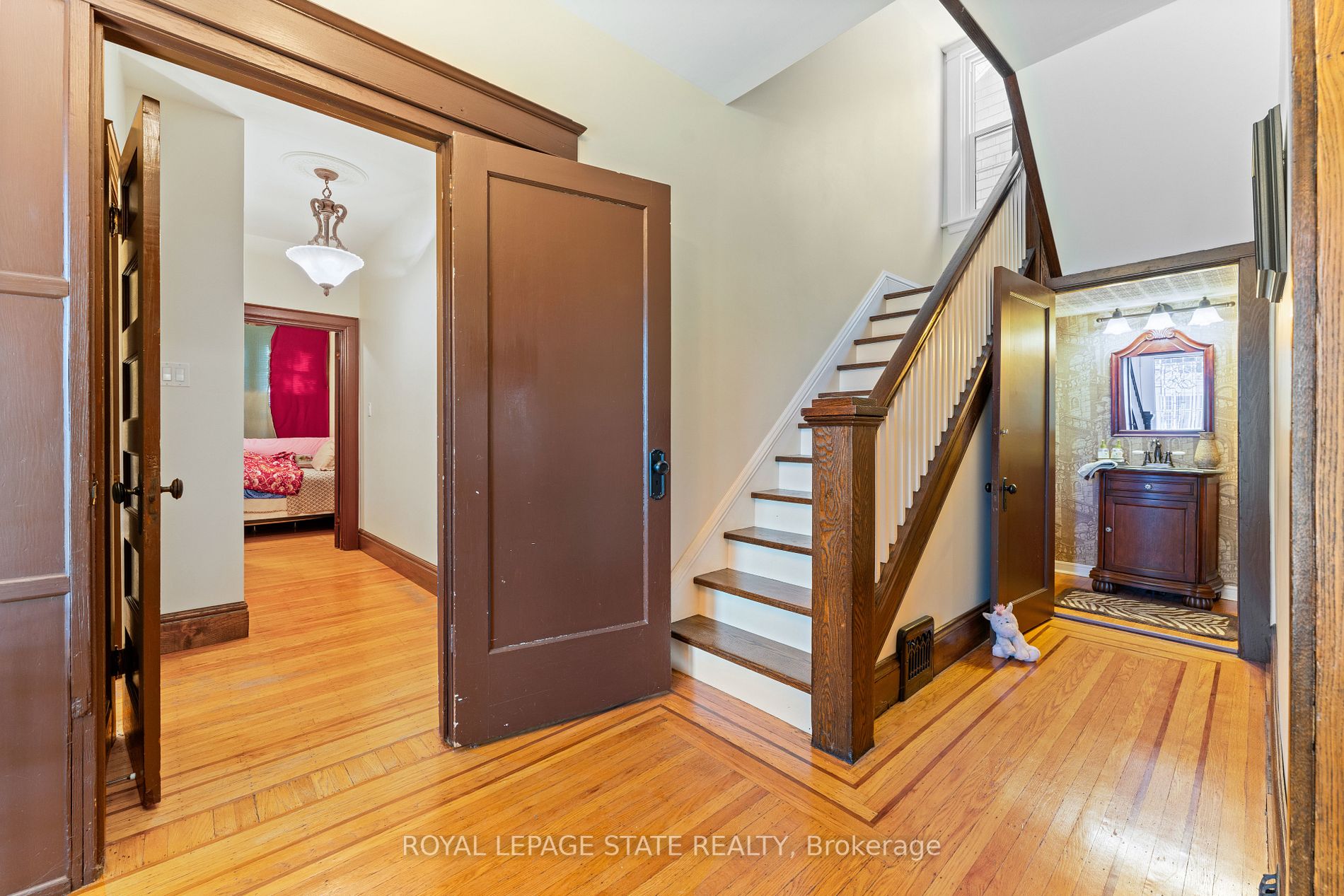 32 Rosslyn Ave S