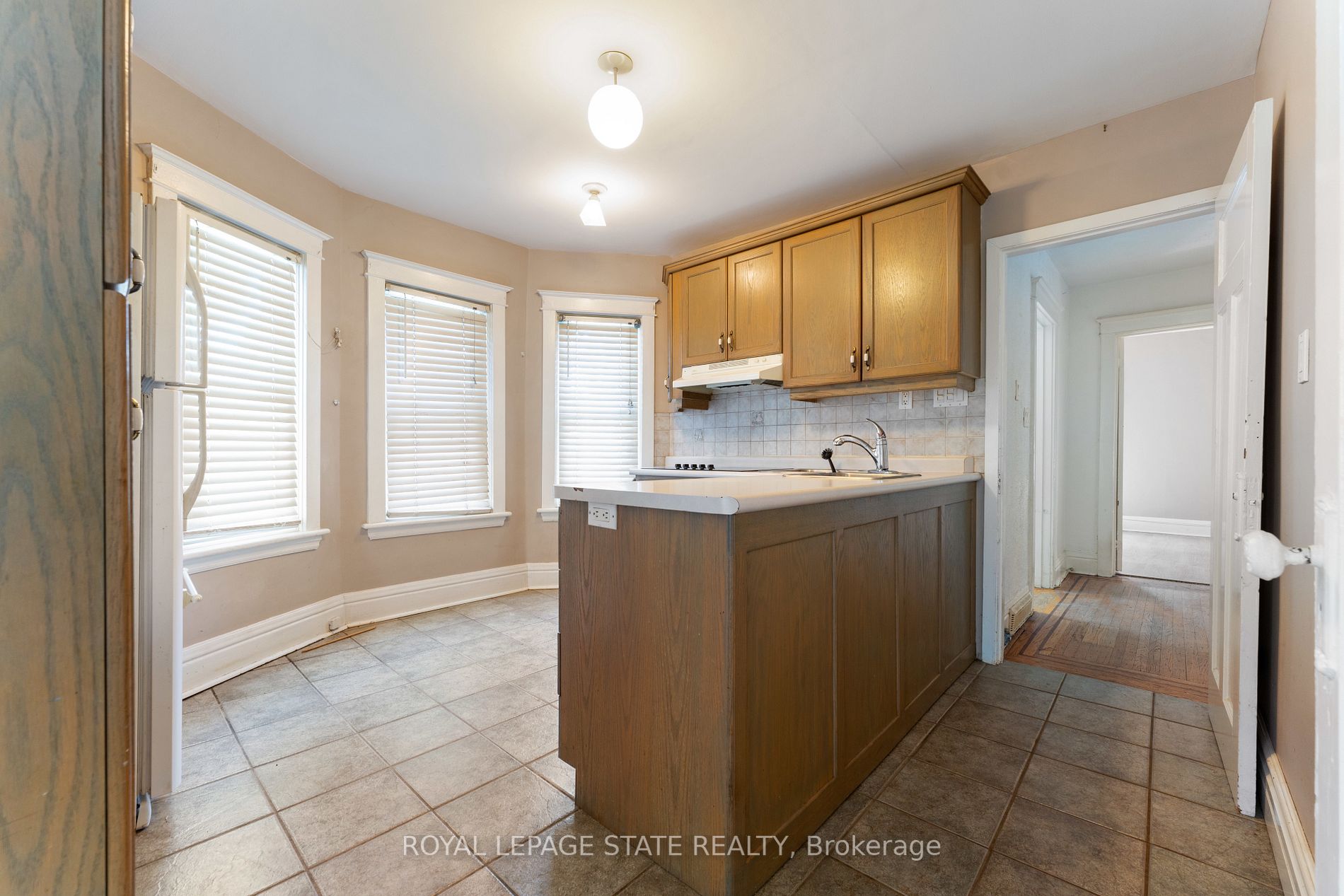 32 Rosslyn Ave S