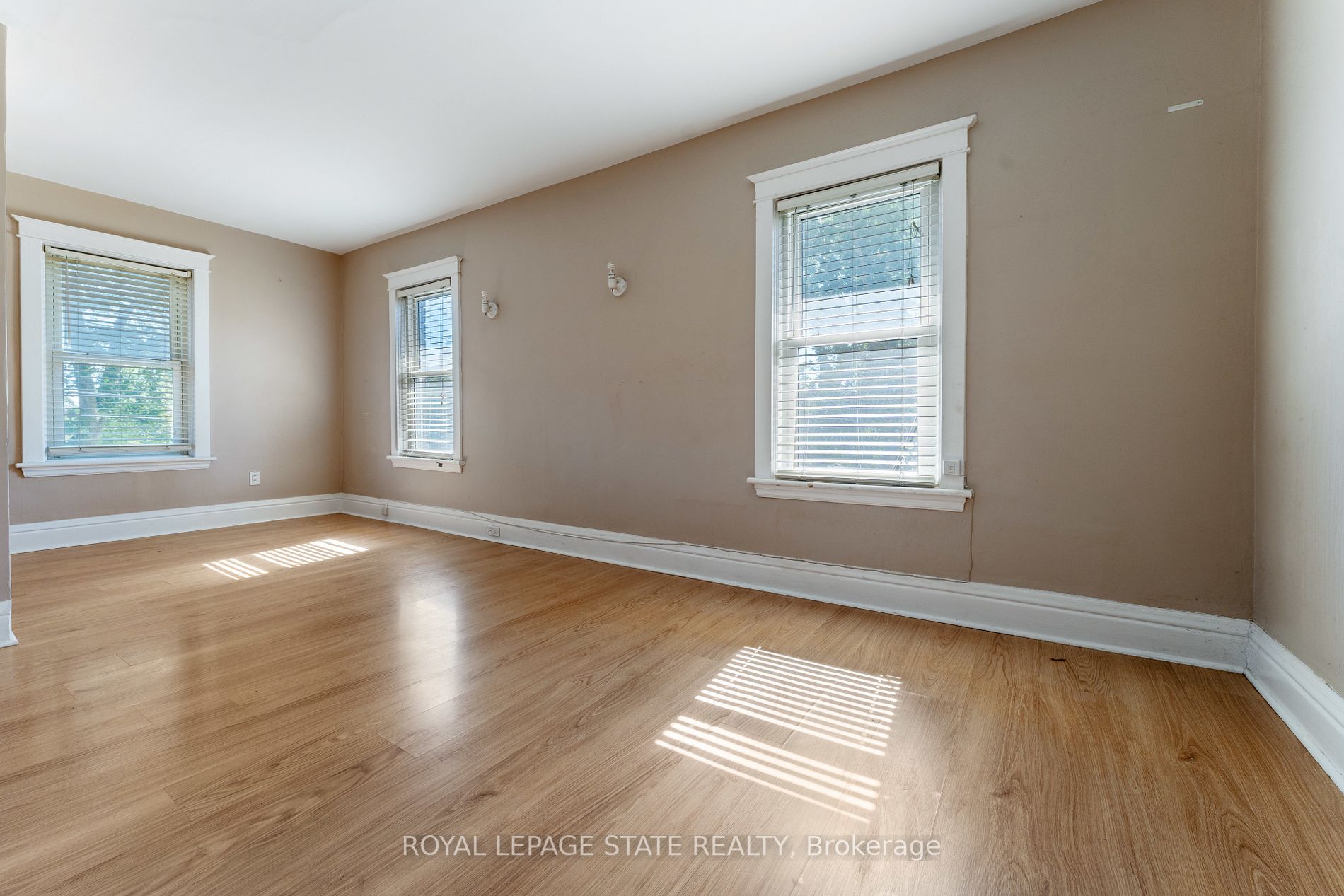 32 Rosslyn Ave S