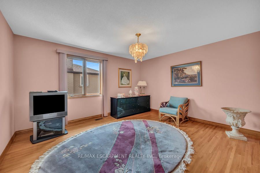 2 Glencrest Ave