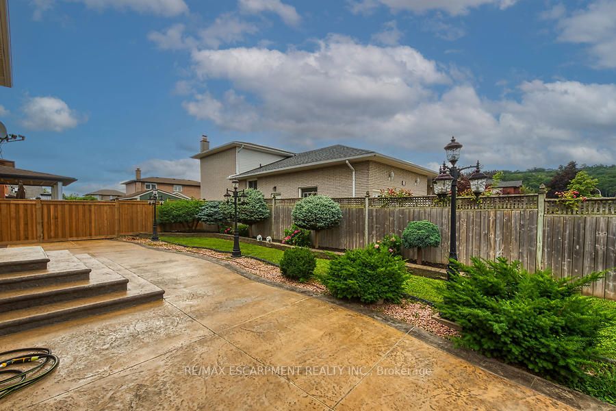2 Glencrest Ave