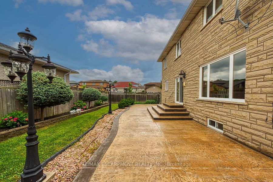 2 Glencrest Ave