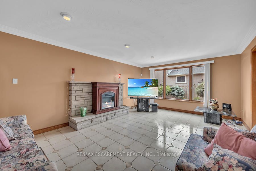2 Glencrest Ave