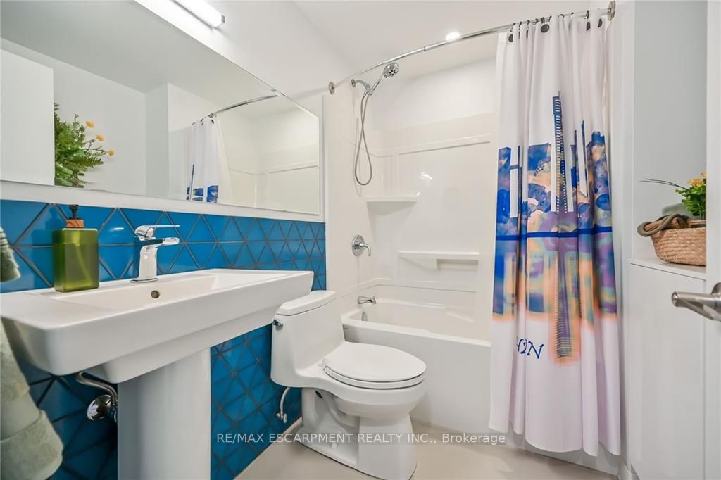 36 James St S, #702