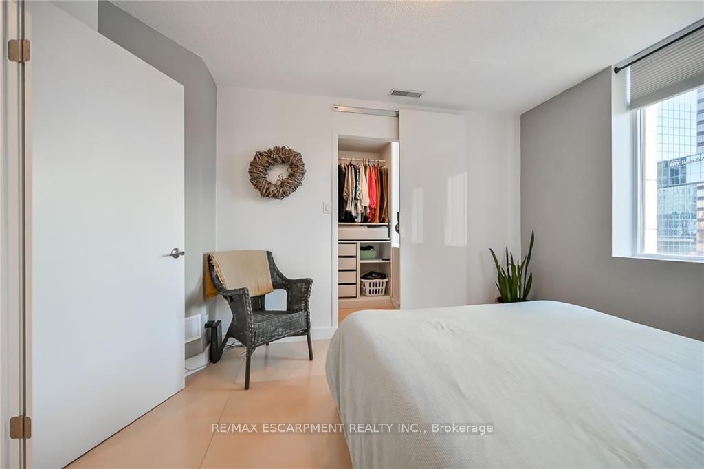 36 James St S, #702