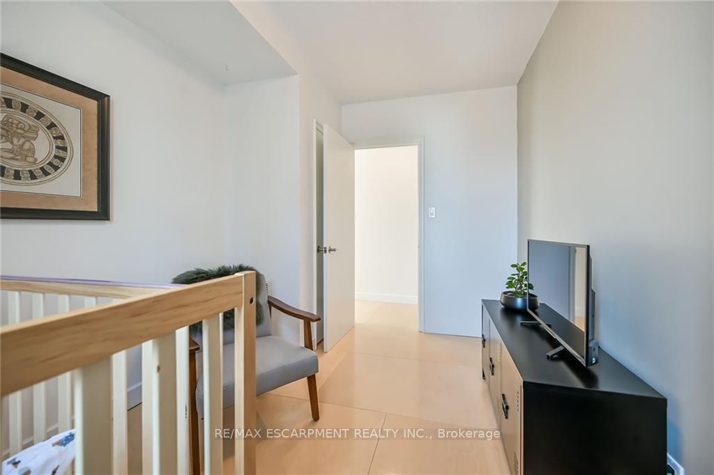 36 James St S, #702