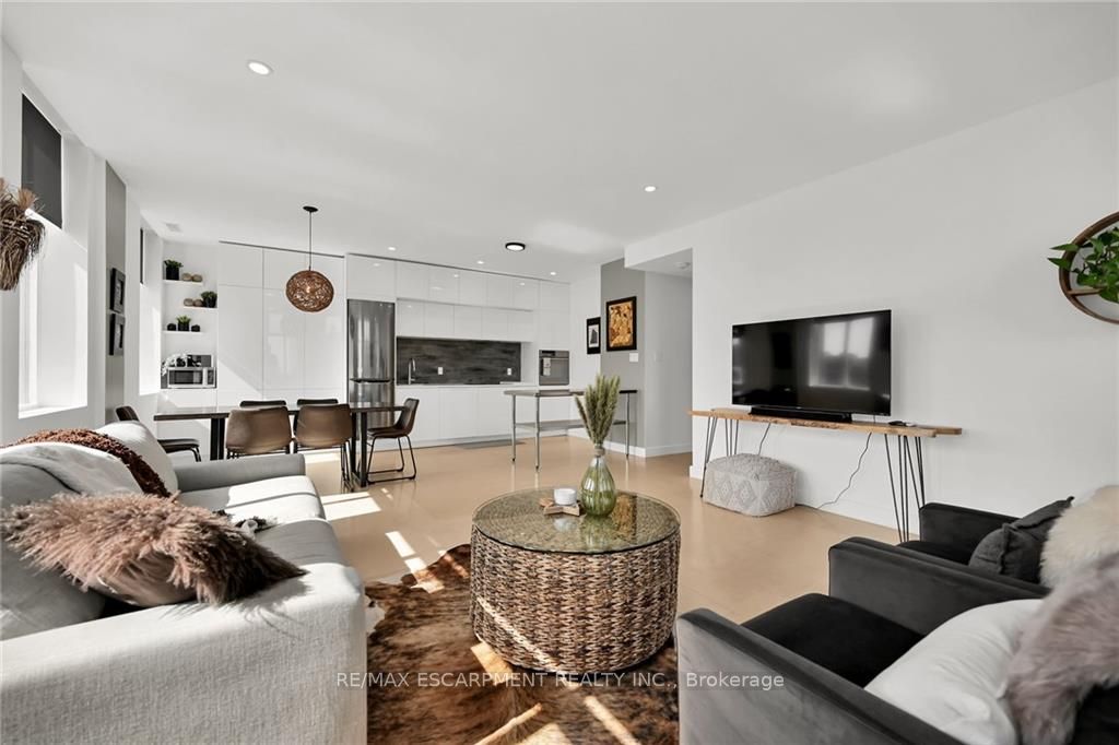 36 James St S, #702