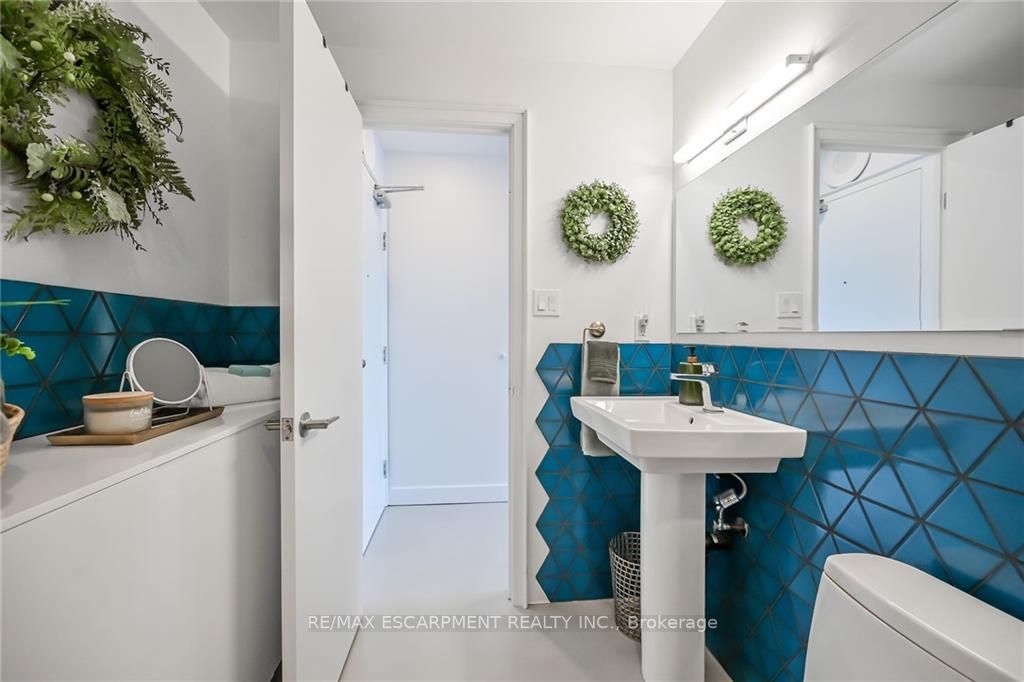 36 James St S, #702