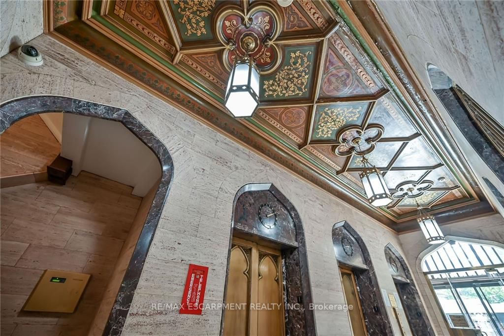 36 James St S, #702